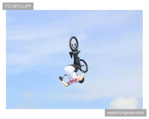 跳水运动的力量与美感在空中瞬间绽放展现人类极限与勇气的精彩瞬间 跳水运动的力量与美感在空中瞬间绽放展现人类极限与勇气的精彩瞬间