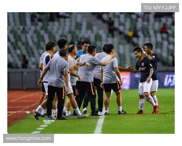 深圳足球队配合引发热议球迷对战术安排和球员默契提出质疑