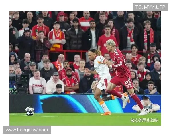 利物浦与巴萨激战正酣当前比分揭晓引发球迷热议 利物浦与巴萨激战正酣当前比分揭晓引发球迷热议